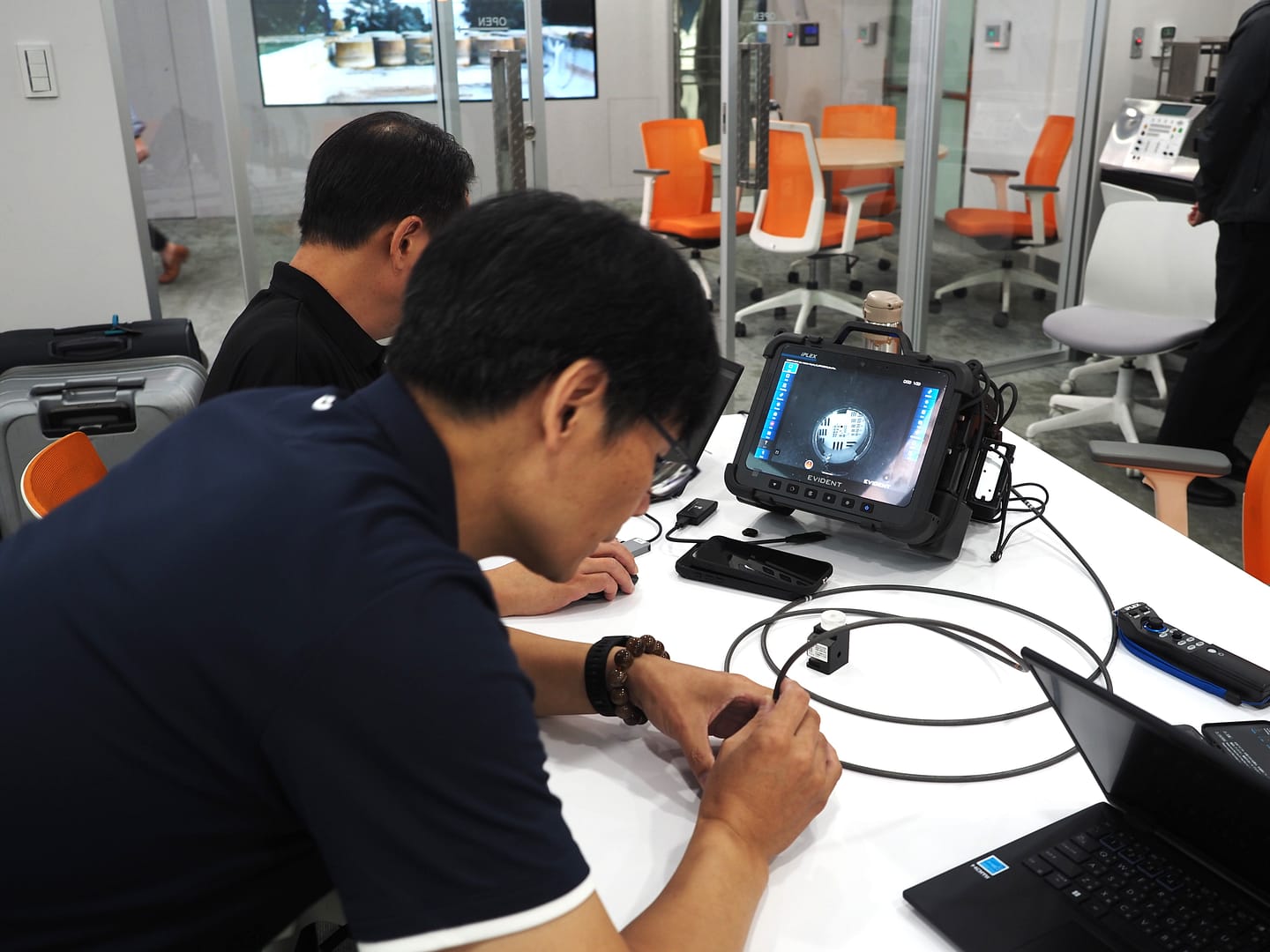工業內視鏡專家向元利同仁演示 IPLEX ONE 的功能與特點。