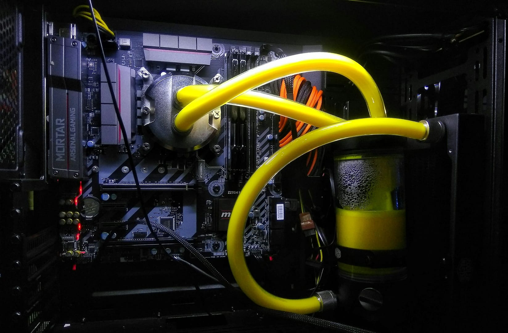 液態冷卻（Liquid Cooling）是常見的散熱解決方案