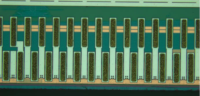 切割道邊緣看起來並無異常，似乎沒有隱崩現象。